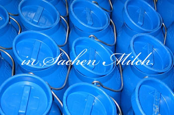 Einladungspostkarte - Logo der Ausstellung: Milchkannensammlung aus blauer Plastik